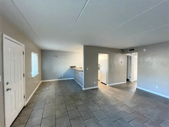 Building Photo - 2 Bedroom 1 Bath condo w/ open floor plan ...