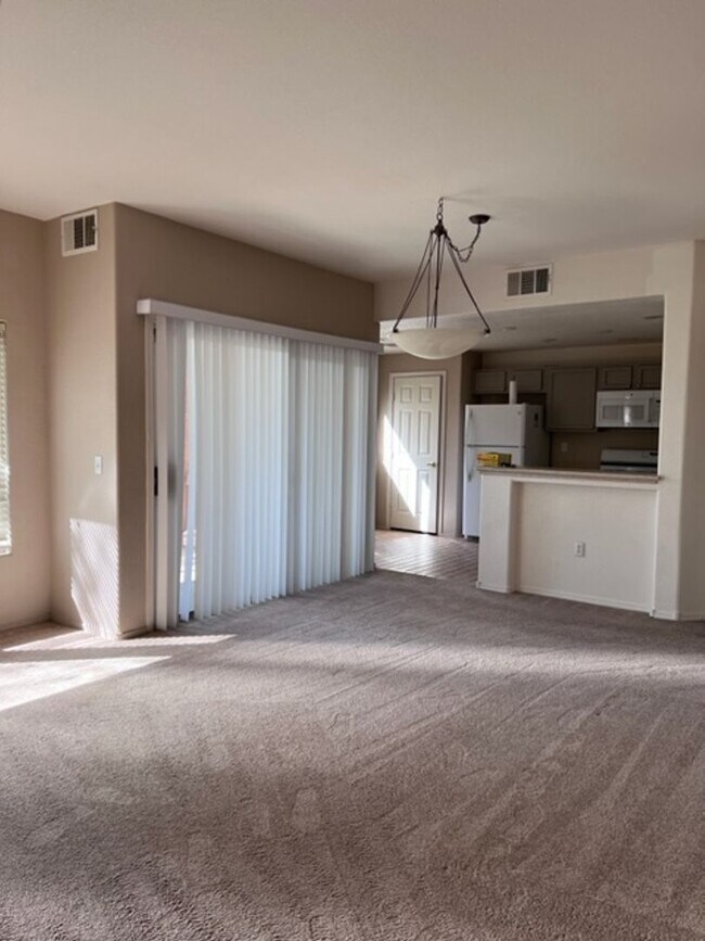 Foto del edificio - Fabulous Lower Level Condo