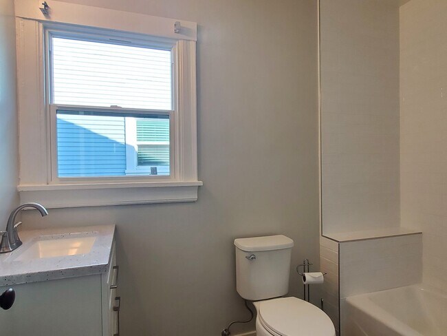 Building Photo - Cute House in Great Location, Remodeled Th...