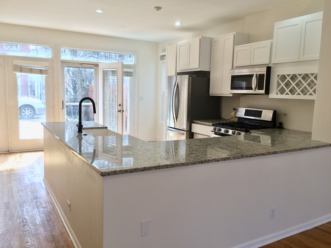 Kitchen - 259 W Goethe St