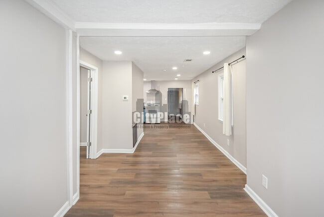 Foto del edificio - 2415 N Oxford St