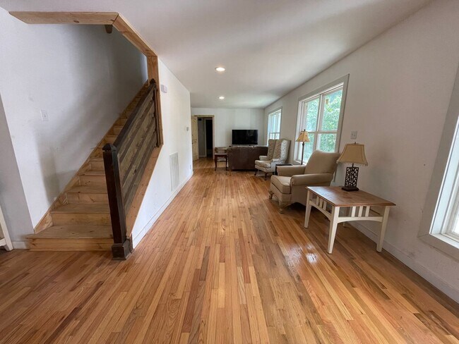 Foto del edificio - Big and Beautiful House with attached 1br ...