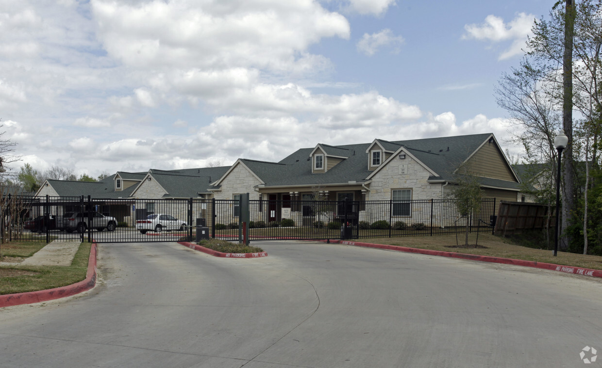 Foto del edificio - Trinity Garden Apartment Homes