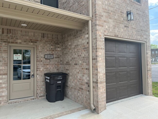 Building Photo - 215/217 N Elm St