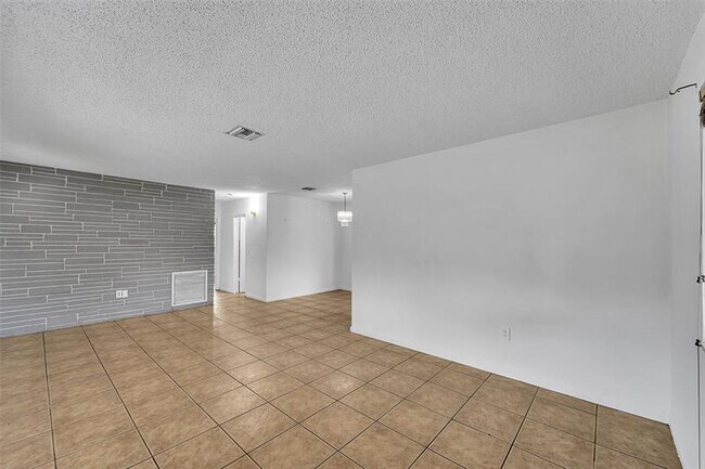 Building Photo - 2230 Havana Dr