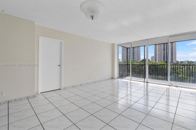 Foto del edificio - 3101 N Country Club Dr