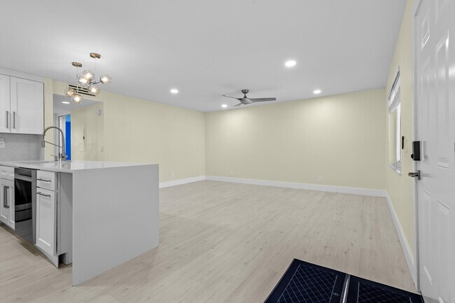 Building Photo - 969 Normandy U