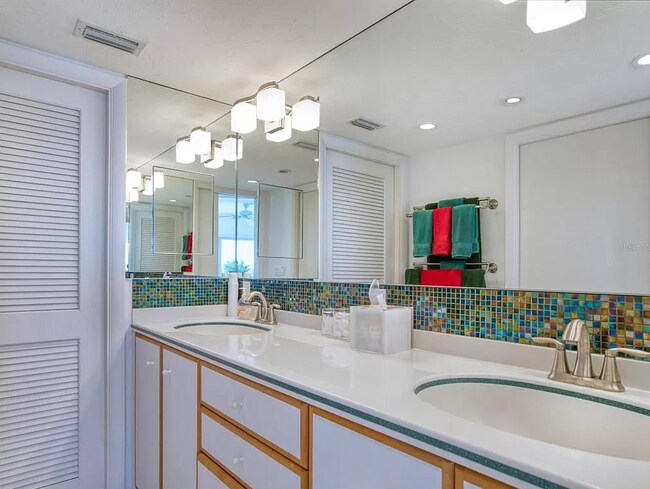 Primary Bath - 4825 Gulf of Mexico Dr