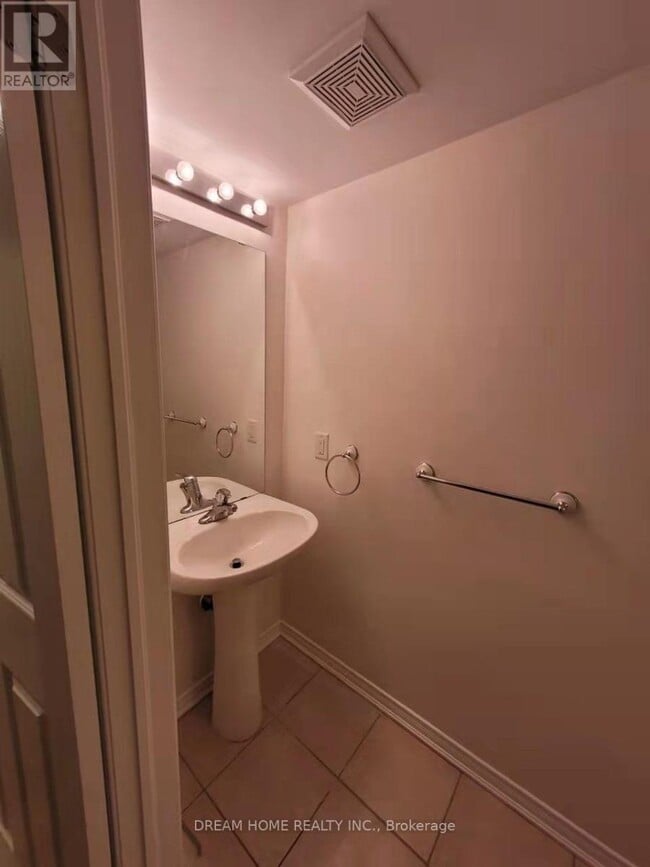 Building Photo - 2441 Greenwich Dr