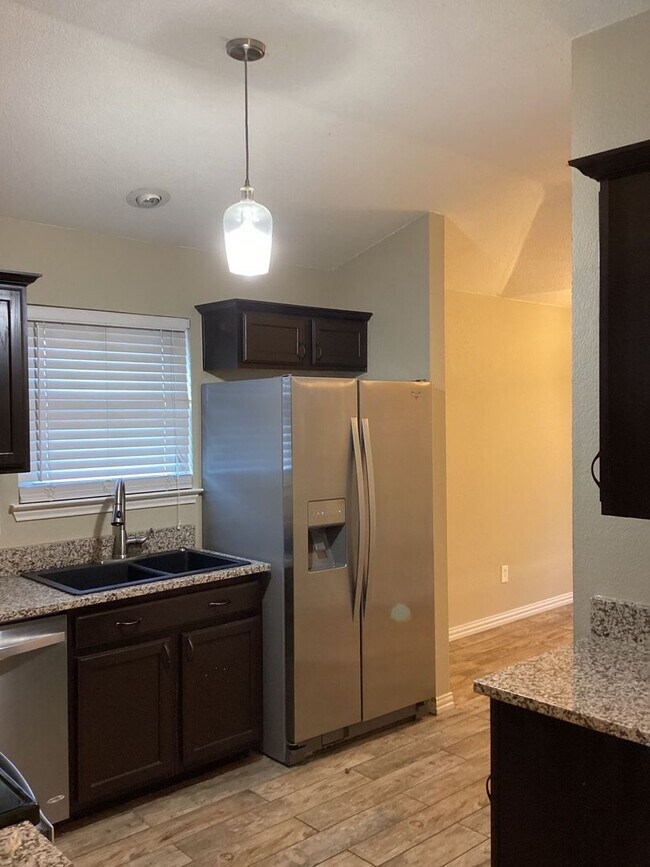 Foto del edificio - NEW IN MANAGEMENT - AVAILABLE NOW!