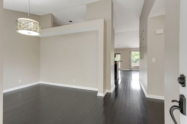 Building Photo - 3 Bed, 2 Bath Home w/ 2 Car Garage