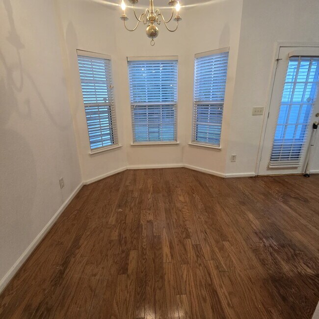Building Photo - "Charming 3-Bed Townhouse with Hardwood El...