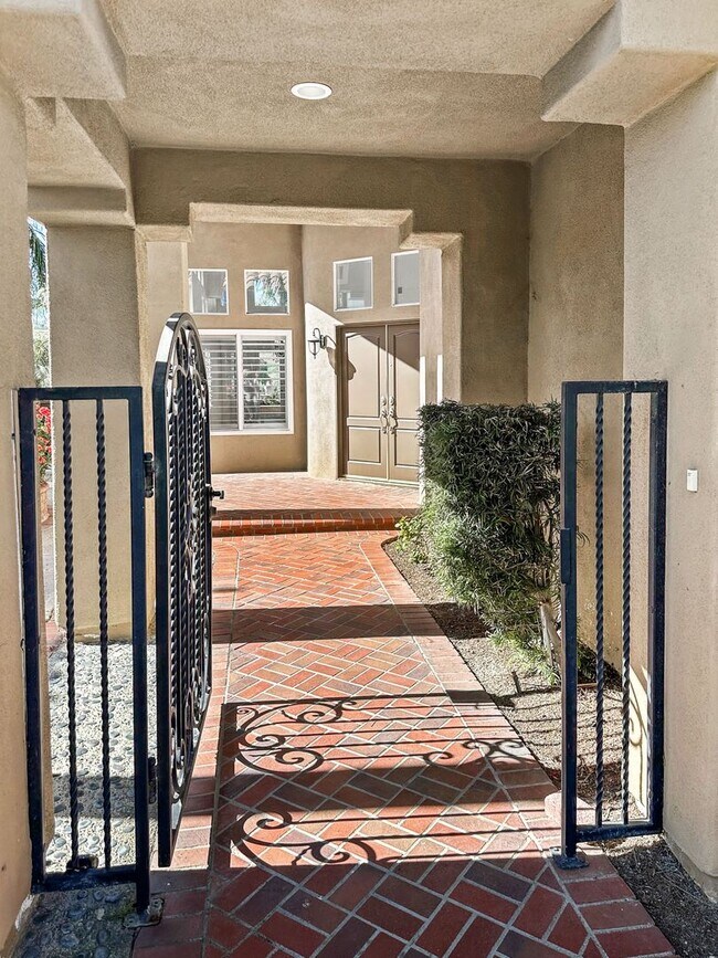 Building Photo - Beautiful Marina Hills Home!
