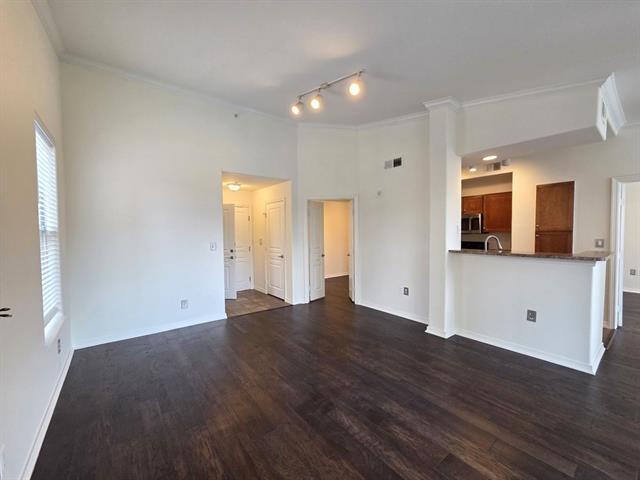 Foto del edificio - 330 Las Colinas Blvd E