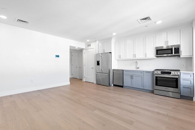 Building Photo - 305 Border St