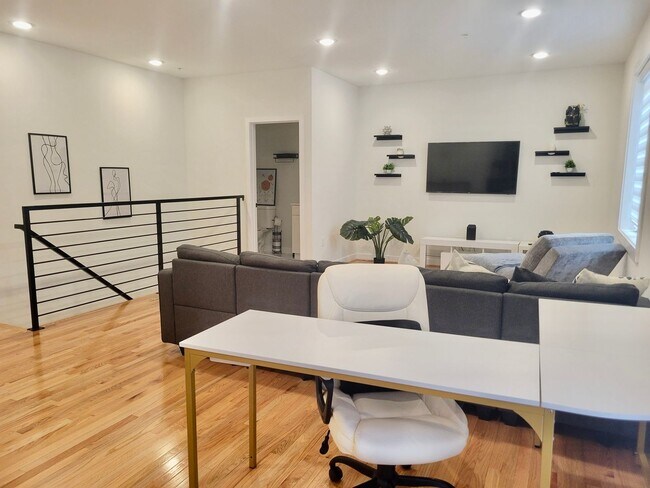 Foto del edificio - Stunning 2 BR/ 2.5 BATH 2 Level New Constr...