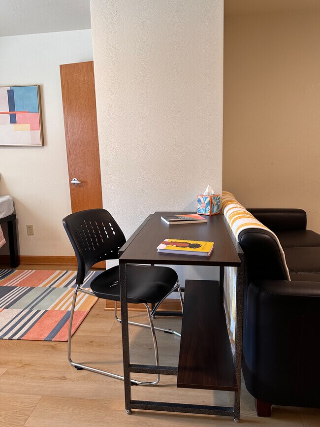 Escritorio - Varsity Campus Apartments