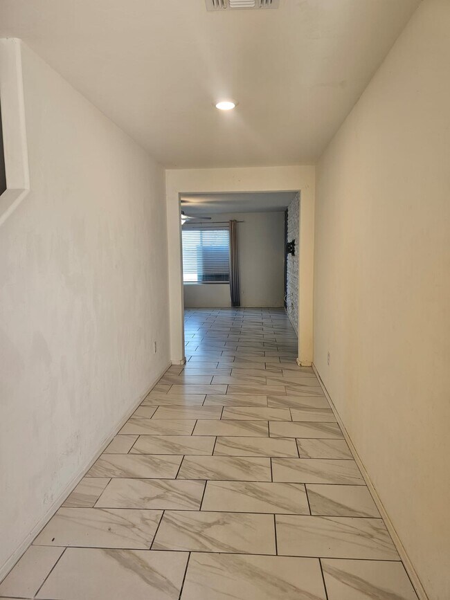 Foto del edificio - 6038 S Kirtley Dr