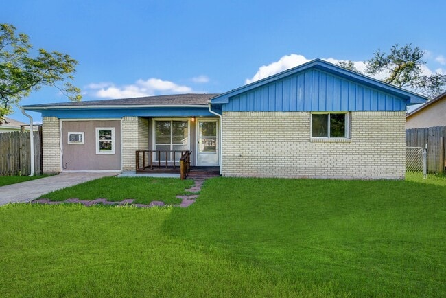 Building Photo - 131 Lakewood Dr