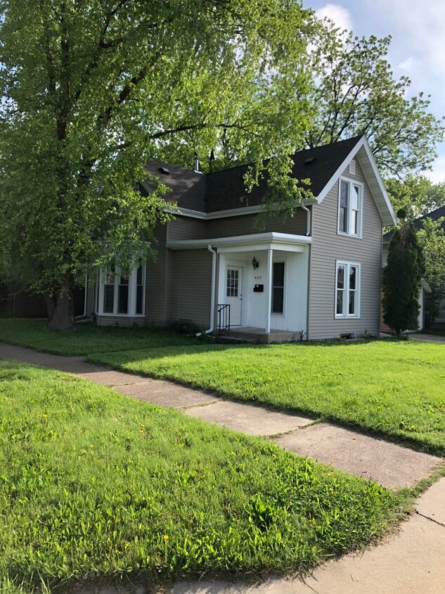 422 Clay St, Cedar Falls, IA 50613 House Rental in Cedar Falls, IA