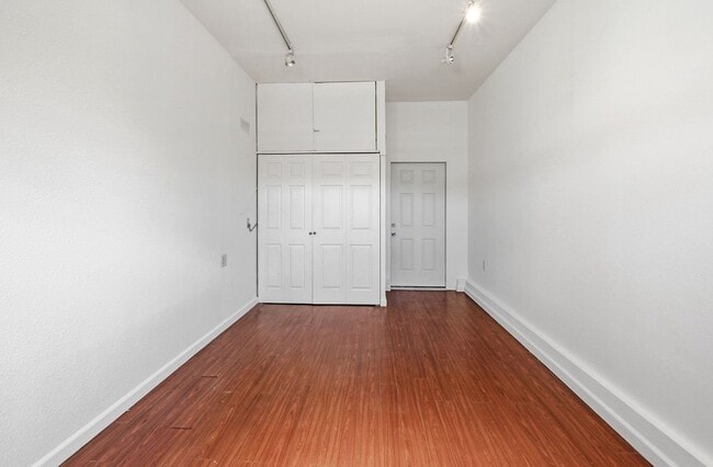 Building Photo - 5874 Zelzah Ave