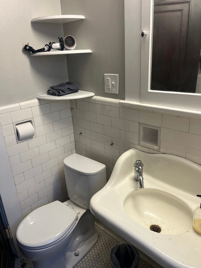 Building Photo - 449 Richmond Ave