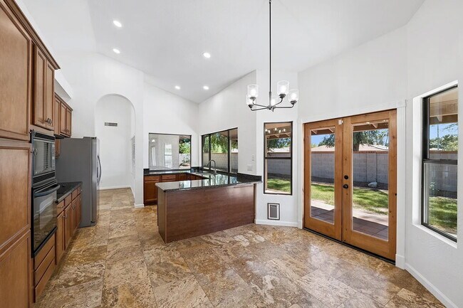 Foto del edificio - SPARKLING PRIVATE POOL, BEAUTIFUL HOME, UNBEATABLE LOCATION!