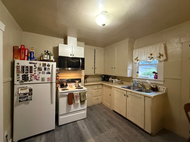 Kitchen - 1568 3rd St NE