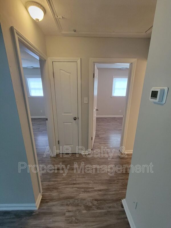 Building Photo - 100 Carr St