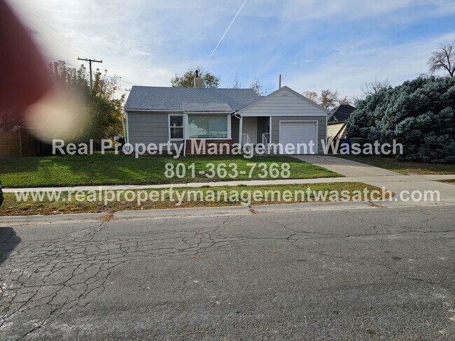 Foto del edificio - Check Out This 4 Bedroom 2 Bathroom Home i...