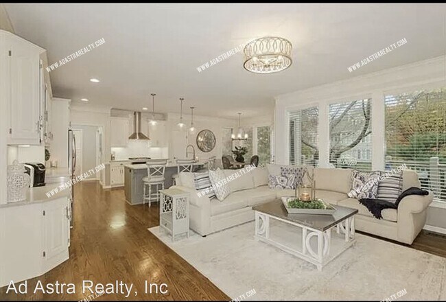 Building Photo - 4 br, 5 bath House - 13900 Dearborn St