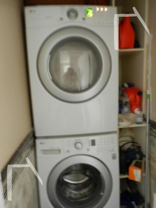 Foto del edificio - No Brokers Fee, No Security Deposit, In Unit Washer/Dryer, Pets friendly, Parking Included, Centr...