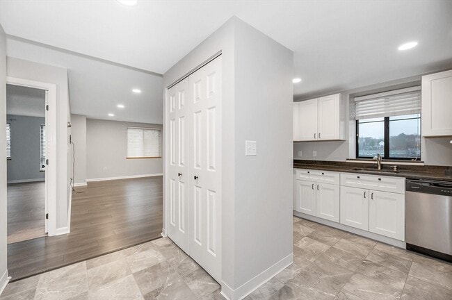 Foto del edificio - 100 Ledgewood Dr