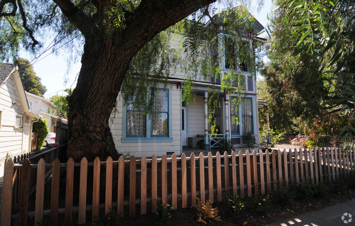 Building Photo - 2310 Yale St