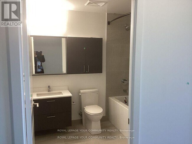 Photo du bâtiment - 30 Upper Mall Wy