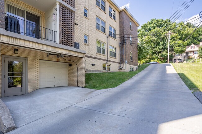 Entrada para vehículos con calefacción - Cordova Apartments