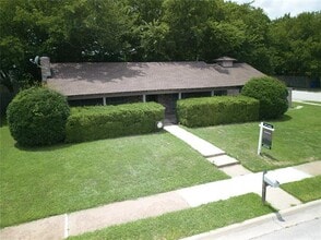 Building Photo - 300 Gloria St