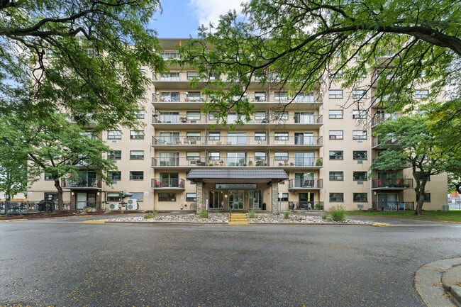 Building Photo - Inn on the Park