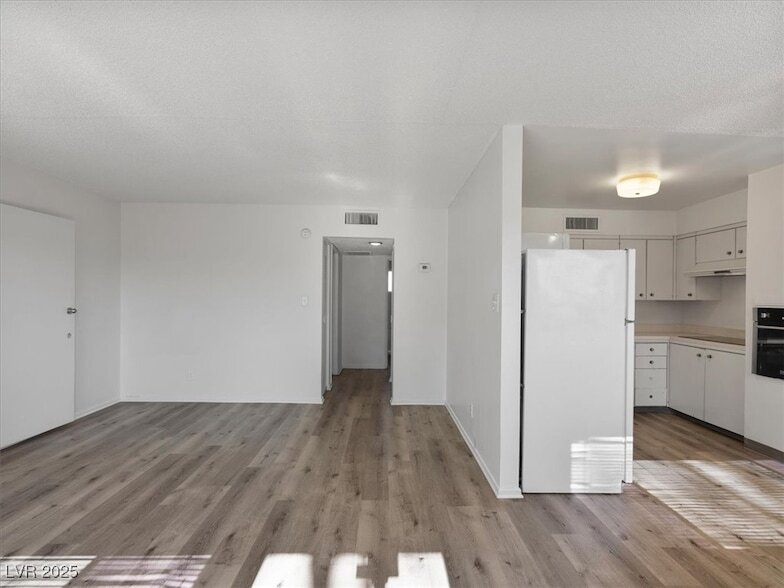 Foto principal - 350 E Desert Inn Rd