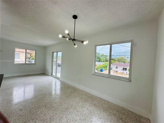 Building Photo - 912 NW 24th Ct