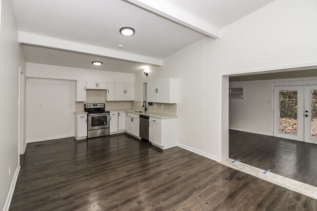 Foto del edificio - Beautifully Renovated Modern House in Normandy Meadows East!