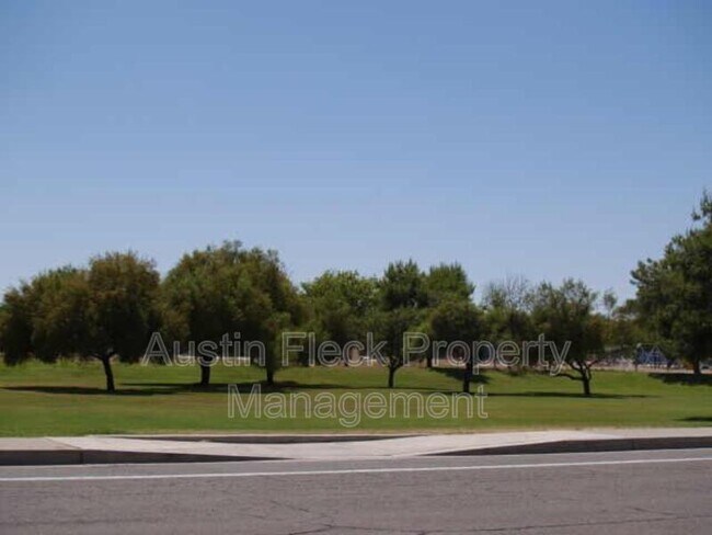 Foto del edificio - 3101 N Carriage Ln