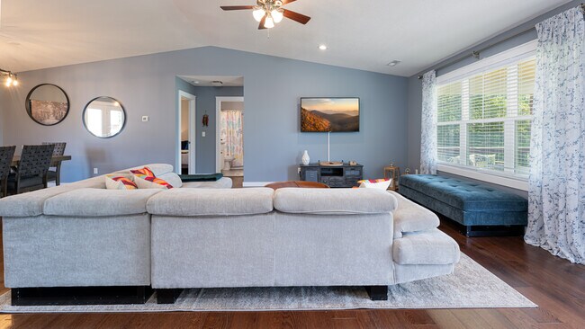 Televisor inteligente XL en la sala de estar - 664 Old Fort Rd