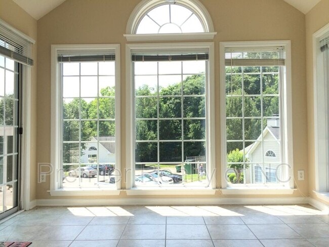 Building Photo - 126 River Oaks Ct