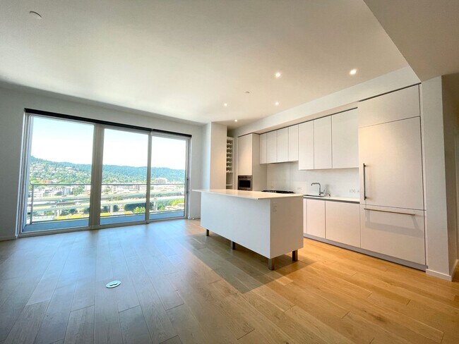 Building Photo - Spacious Vista Pearl Condo with Bonus Den, Stunning Views and Fabulous Amenities