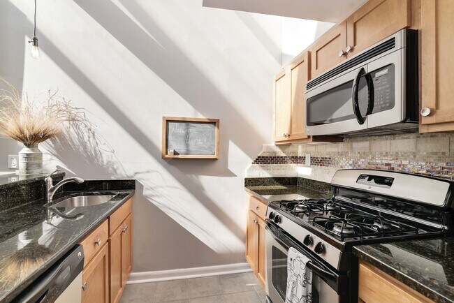 Building Photo - 227 Christopher Columbus Dr