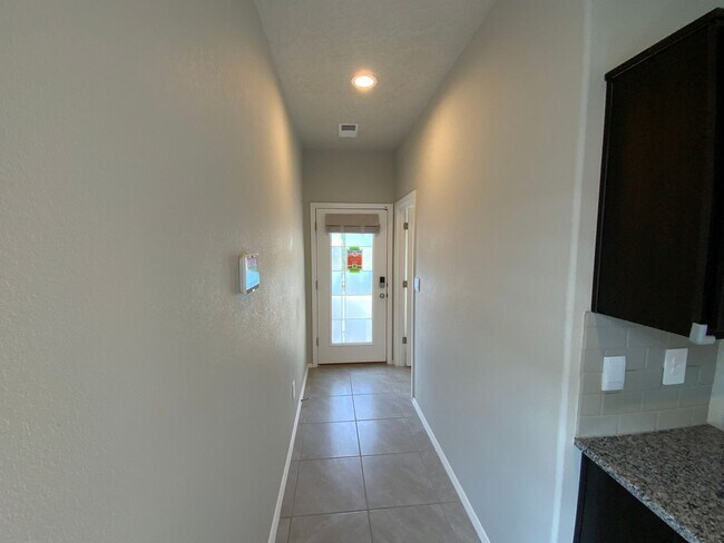 Foto del edificio - 3 Bedroom Single Story Home Available Near...