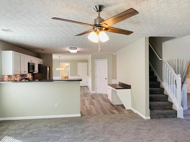 Foto del edificio - Prime location! 4 bed, 2.5 bath, LVP floor...
