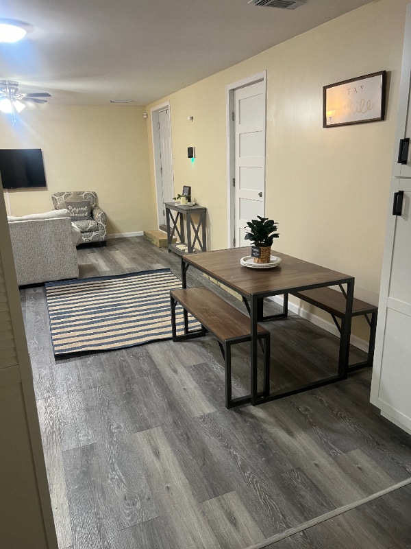 Building Photo - 2890 Parkwood Rd