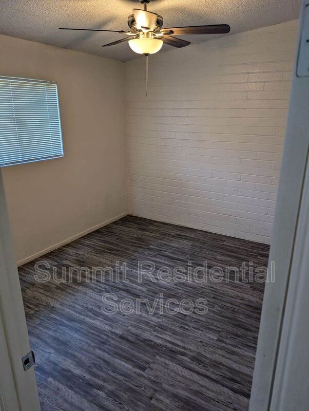 Building Photo - 957 E Alvord Rd